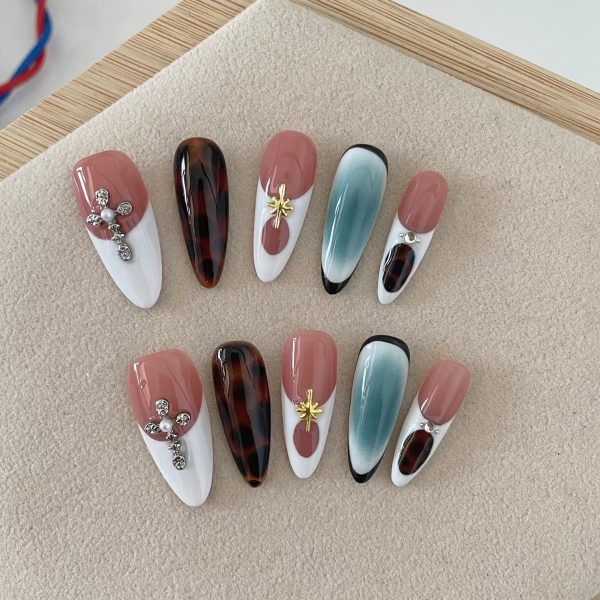 Autumn And Winter Blooming Hand-painted Maillard White Elegant High-end Long Handmade Wear Manicure — Almond